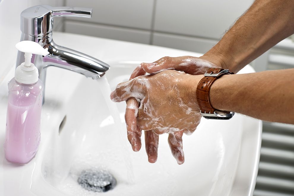rửa tay để tránh mầm bệnh truyền nhiễm